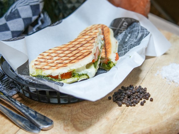 Panini belegd met pesto, mozzarella en tomaat