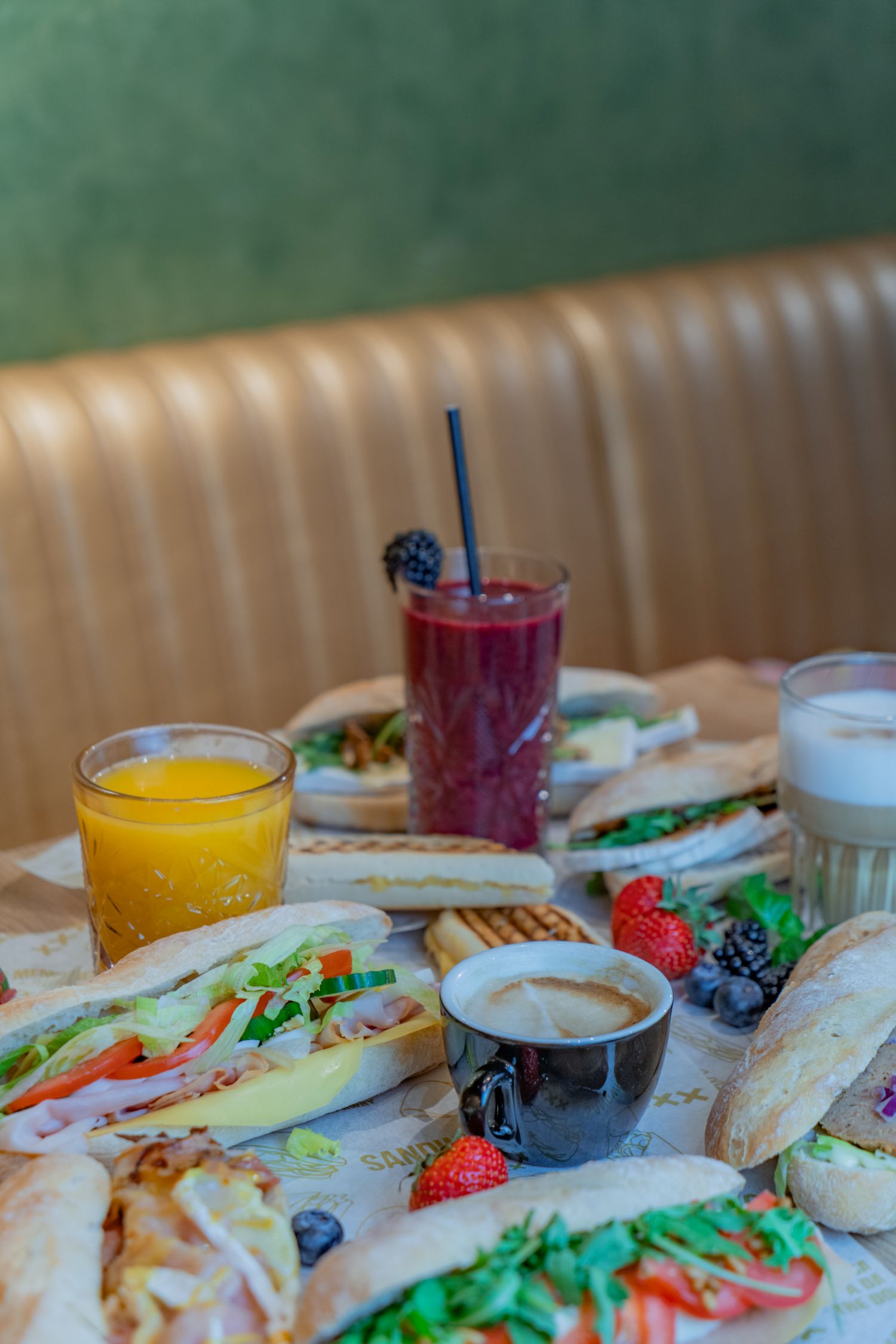 Versbereide sandwiches en smoothies op een tafel in de Sandwichshop