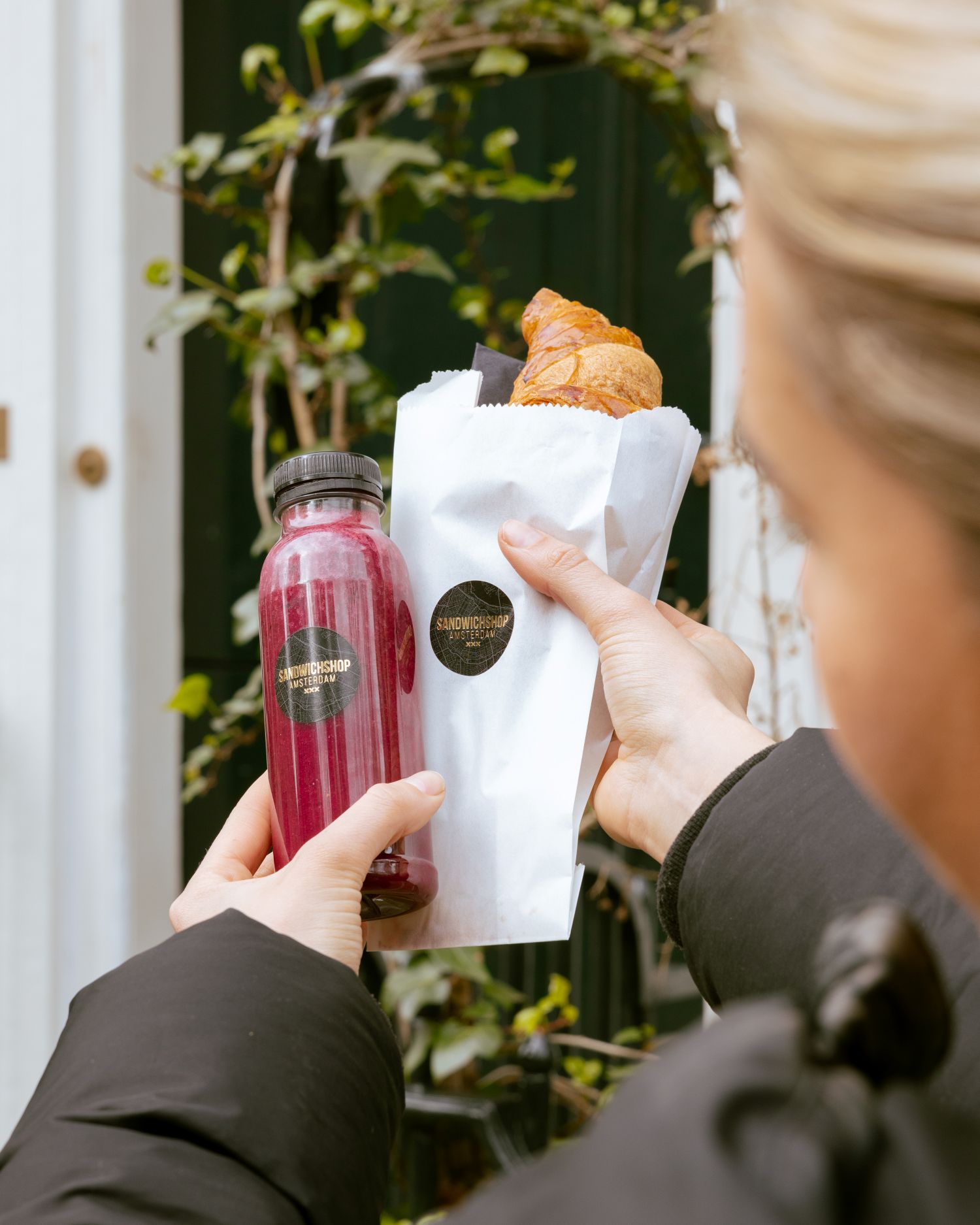 Alt: Een vers croissantje en een smoothie to go van Sandwichshop Amsterdam