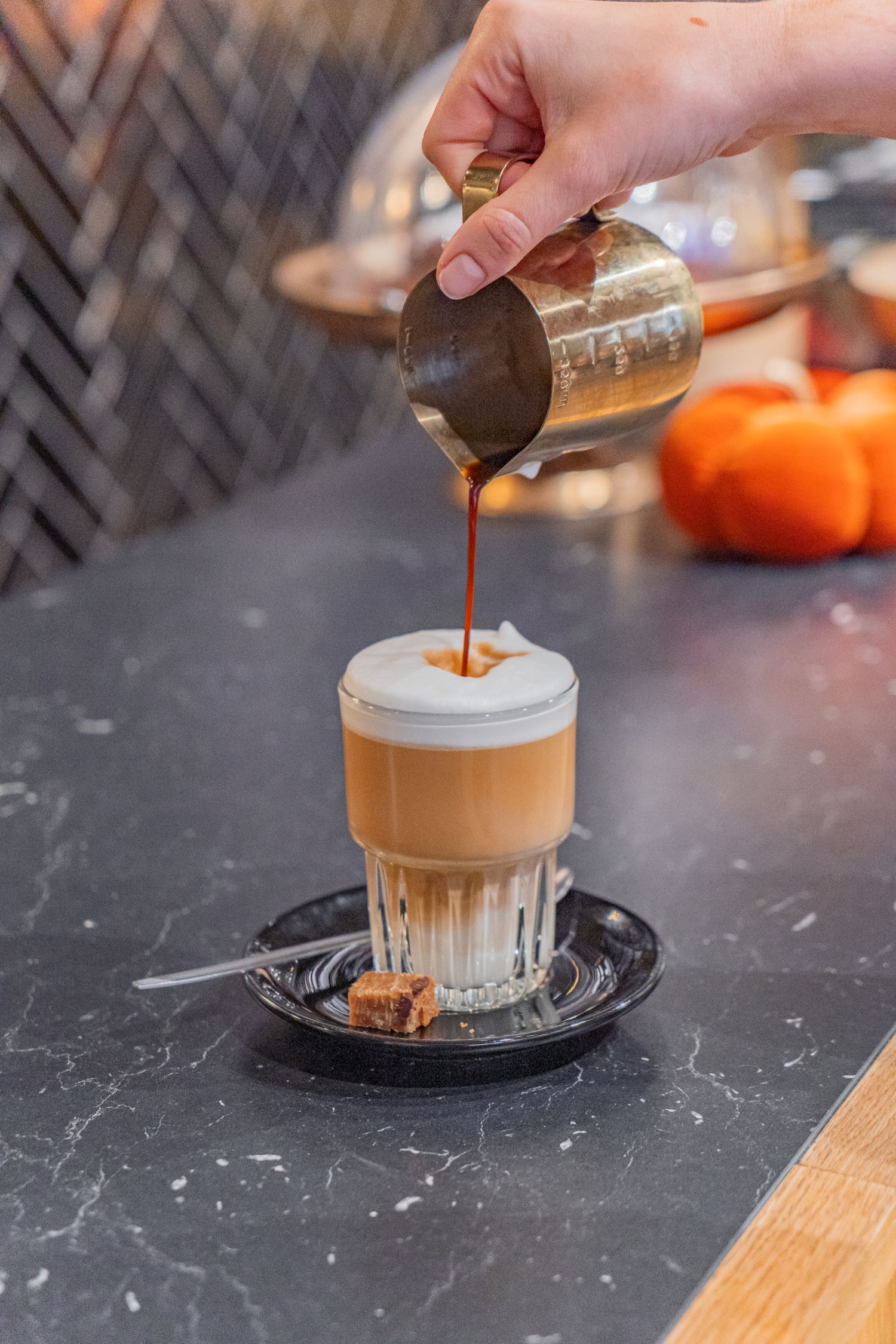 Chai latte van Sandwichshop geserveerd met een koekje